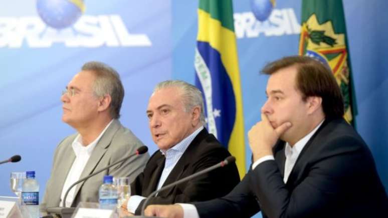 Na coletiva com Calheiros (à esquerda) e Maia, Temer prometeu barrar qualquer tentativa de anistia ao caixa 2