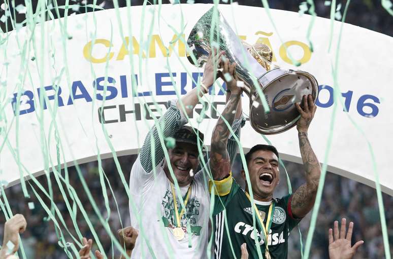 Ao lado do presidente alviverde Paulo Nobre, Dudu levanta o troféu de campeão do Brasileirão no Allianz Parque