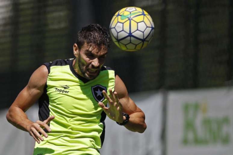 Rodrigo Pimpão deu bons passes e mostrou disposição com carrinho (Foto: Vitor Silva/Sspress/Botafogo)