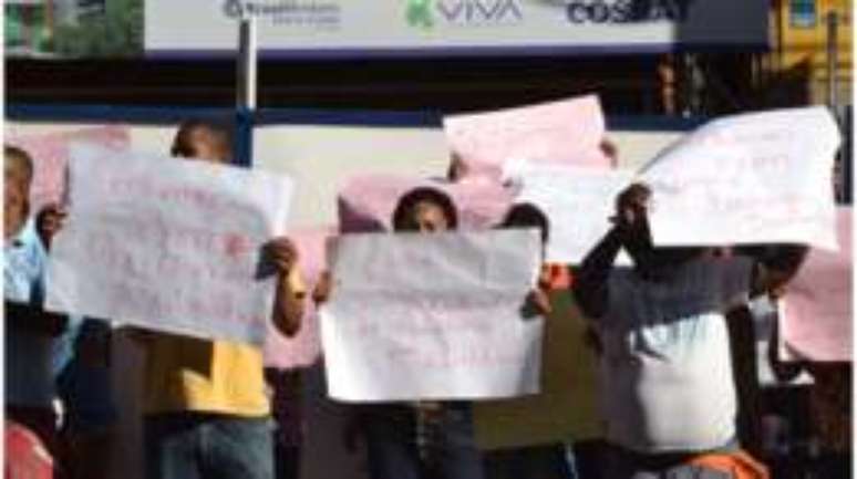 Manifesta&ccedil;&otilde;es tamb&eacute;m inclu&iacute;ram oper&aacute;rios insatisfeitos com paralisa&ccedil;&atilde;o da obra