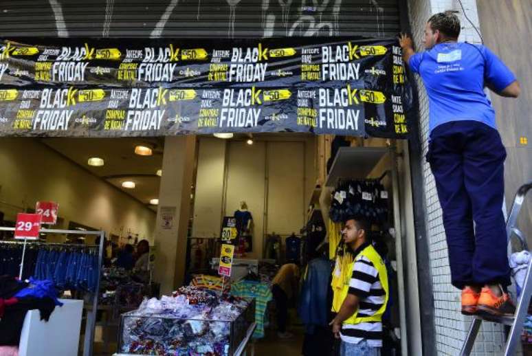 Movimento no comércio da rua Teodoro Sampaio, em Pinheiros, durante a Black Friday