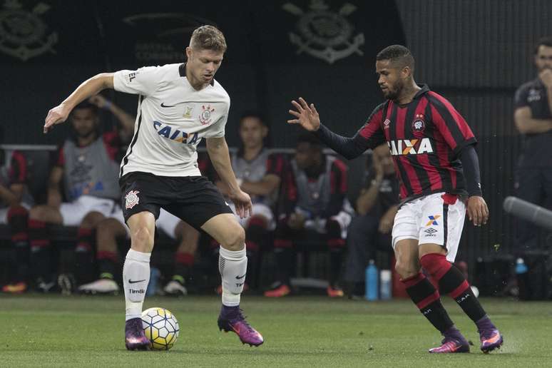 Corinthians e Atlético-PR jogaram no último sábado, mas o confronto continua no Brasileirão na briga por uma vaga na Libertadores 2017