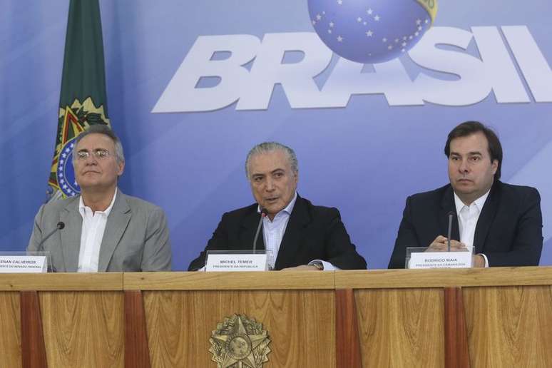 Os presidentes da República, Michel Temer, do Senado, Renan Calheiros, e da Câmara, Rodrigo Maia, durante coletiva de imprensa no Palácio do Planalto