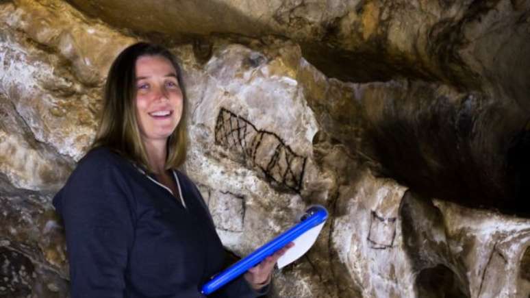 Genevieve von Petzinger faz medi&ccedil;&otilde;es em uma gruta com desenhos 'aparentemente geom&eacute;tricos'