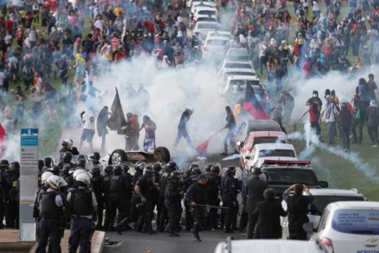 Manifestantes entram em confronto com a polícia em frente ao Congresso Nacional 
