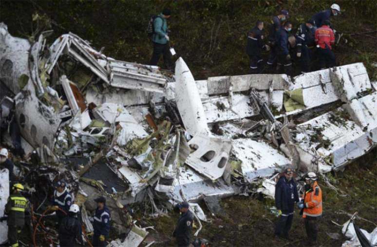 Imagens do destroços do avião que vitimou a delegação da Chapecoense (Foto: RAUL ARBOLEDA/AFP PHOTO)