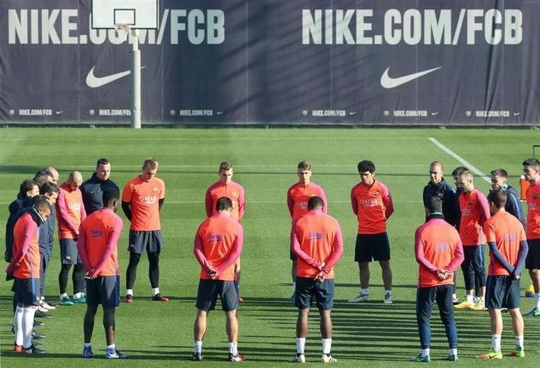 Antes de treino, os jogadores do Barcelona se reuniram no meio do campo e fizeram um minuto de silêncio