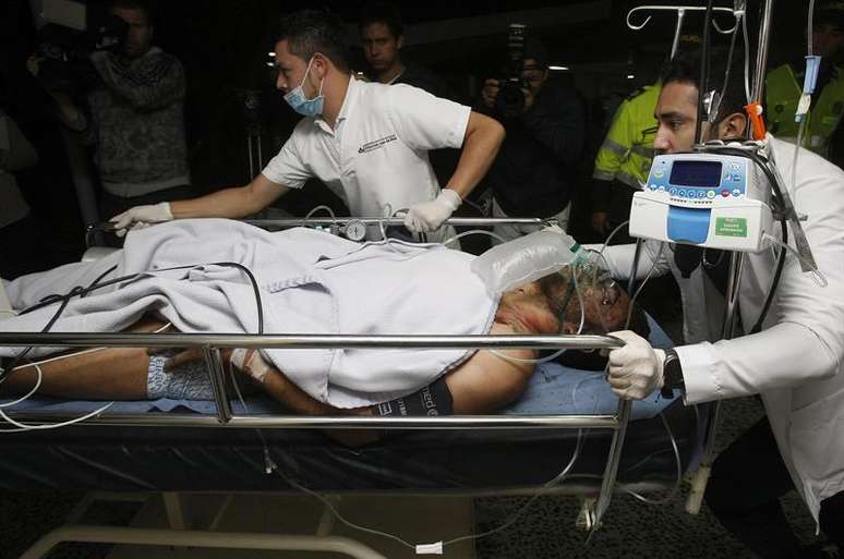 O  lateral-esquerdo Alan Ruschel, sobrevivente do acidente, chega ao hospital após resgate