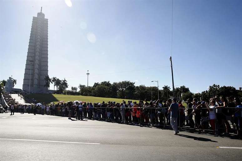 Cubanos fazem fila para prestar a última homenagem a Fidel Castro na Praça da Revolução.