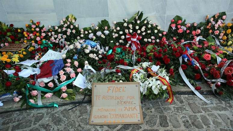 Simpatizantes de Fidel Castro depositam flores em homenagem ao ex-presidente