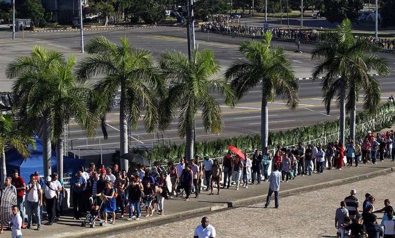 Cubanos fazem fila para prestar a última homenagem a Fidel Castro na Praça da Revolução.