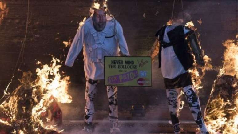 Bonecos são queimados em protesto contra comemoração de álbum do Sex Pistols
