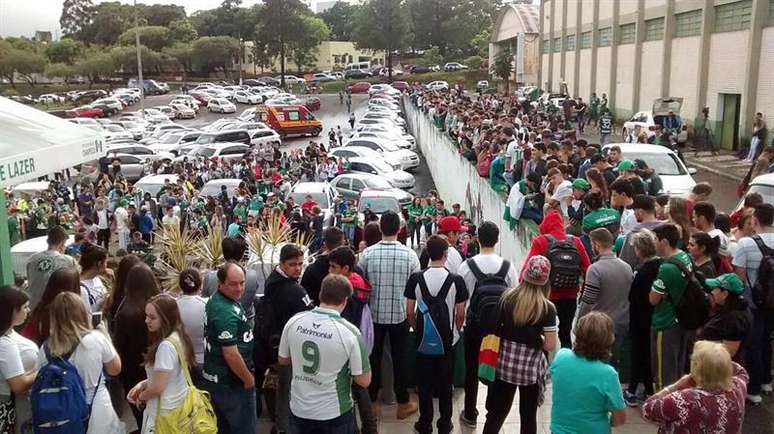 Centenas de torcedores foram na frente da Arena Condá, em Chapecó (SC), fazer vigília após a notícia da queda do avião que levava a Chapecoense para a Colômbia