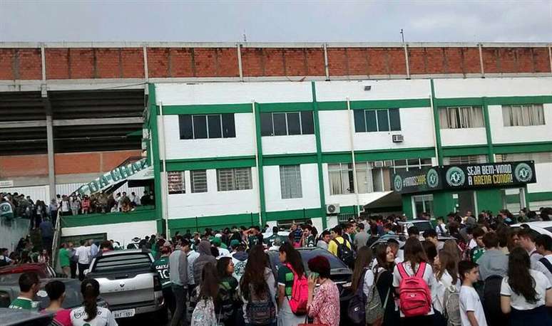 Centenas de torcedores foram na frente da Arena Condá, em Chapecó (SC), fazer vigília após a notícia da queda do avião que levava a Chapecoense para a Colômbia
