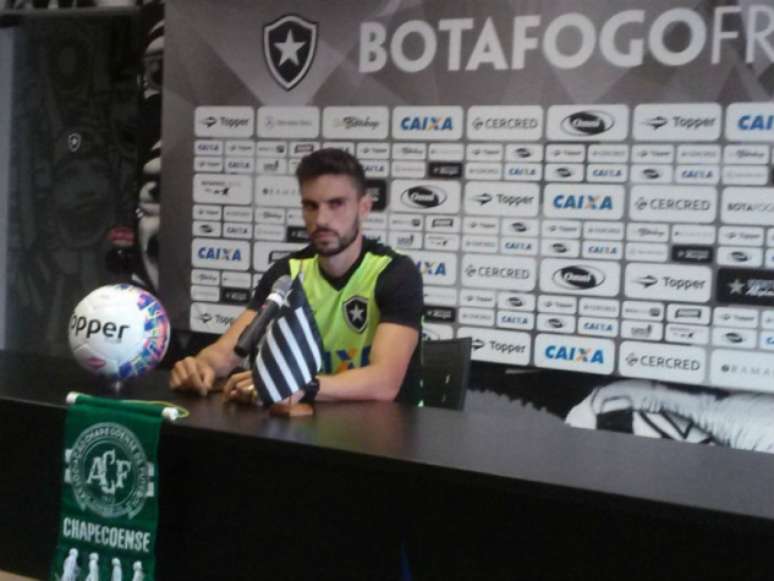 Flâmula da equipe catarinense foi colocada na mesa da sala de imprensa do Glorioso (Foto: Felippe Rocha)