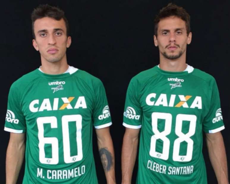 Jogadores do São Paulo posaram com camisa da Chapecoense em homenagem (Foto: Reprodução/Instagram)