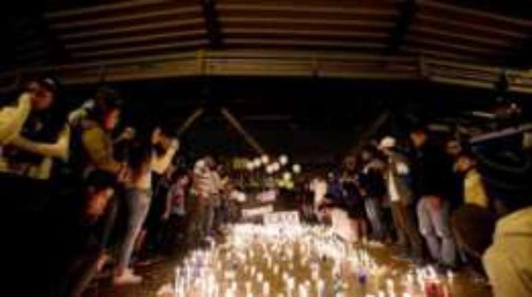 Torcedores e moradores fizeram uma vigília na Arena Condá, a casa da Chapecoense na cidade de pouco mais de 200 mil habitantes