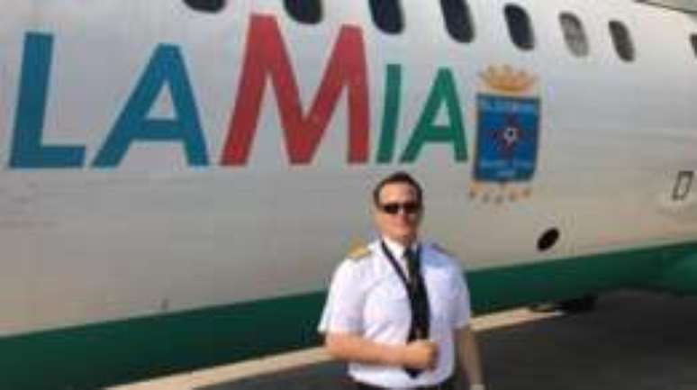 Piloto em frente ao único avião ativo de sua companhia aérea, o mesmo que caiu na última terça-feira