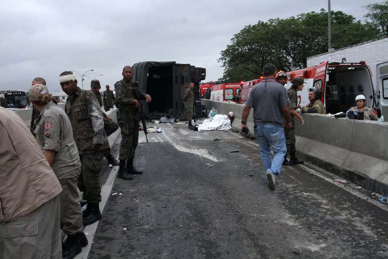 Comboio com três caminhões do Batalhão de Infantaria da Aeronáutica sofre acidente na pista seletiva da avenida Brasil.