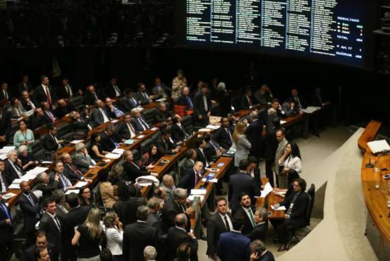 Deputados aprovaram uma série de mudanças. Derrubaram a criminalização do enriquecimento ilícito, o aumento do tempo de prescrição e o &#034;reportante do bem&#034;. E incluíram punições a juízes por abuso de autoridade.