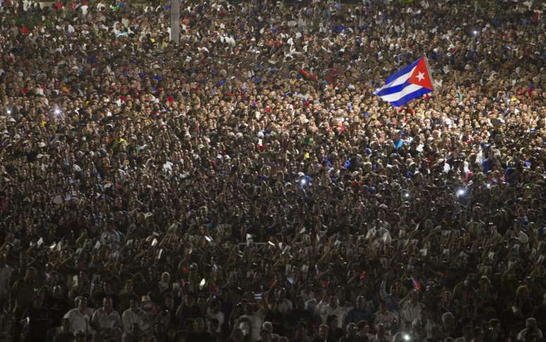Uma multidão de cubanos se reúne na última noite de homenagens a Fidel Castro, na praça da Revolução.