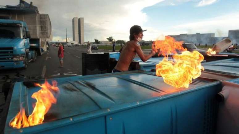 Manifestantes protestam contra governo Temer nos arredores do Congresso, em Brasília 