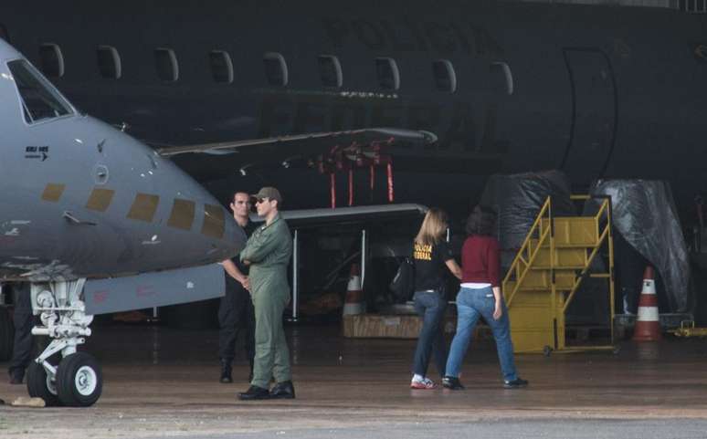  A ex-presidente do Banco Rural Kátia Rabello em 2013, ao chegar em Brasília no avião da Polícia Federal