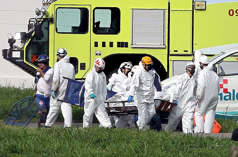 Equipe trabalha na remoção dos corpos das vítimas da queda do voo que levava a equipe da Chapecoense à Colômbia
