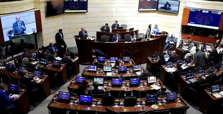 Senado colombiano referendou o acordo de paz com 75 votos a favor e nenhum contra.