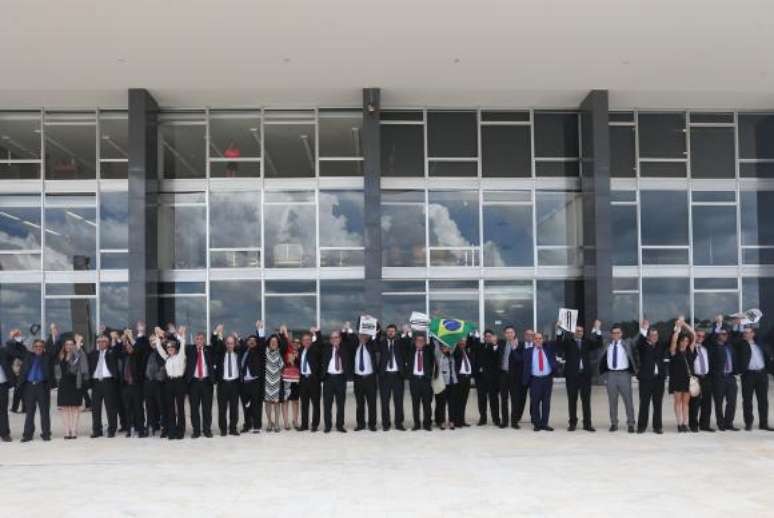 A Associação dos Magistrados Brasileiros faz manifestação em frente ao STF contra aprovação do pacote  anticorrupção 