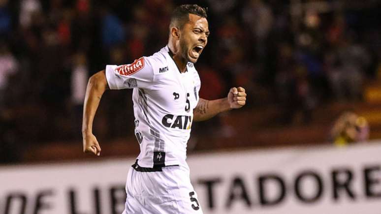 Rafael Carioca treinou entre os titulares (Foto: Bruno Cantini/CAM)
