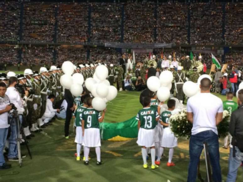 Torcedores lotaram o Atanásio Girardot para homenagear vítimas (Divulgação)