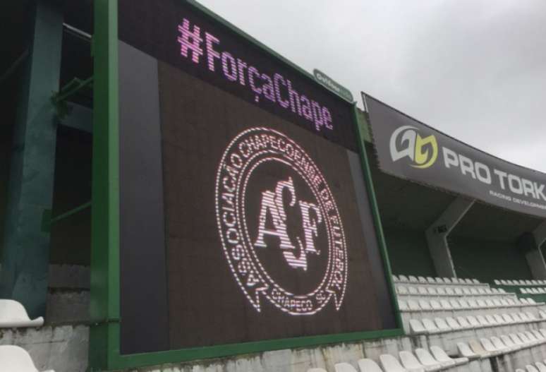 Telão do Couto Pereira faz homenagem à Chape. (Divulgação/Coritiba)