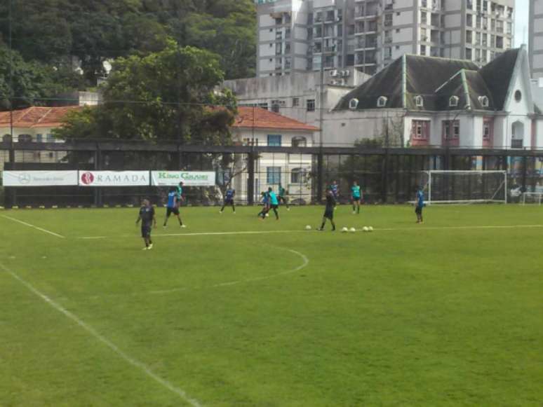 Jogadores alvinegros se enfrentaram em quadrantes e, depois, buscando e evitando o gol (Foto: Felippe Rocha)