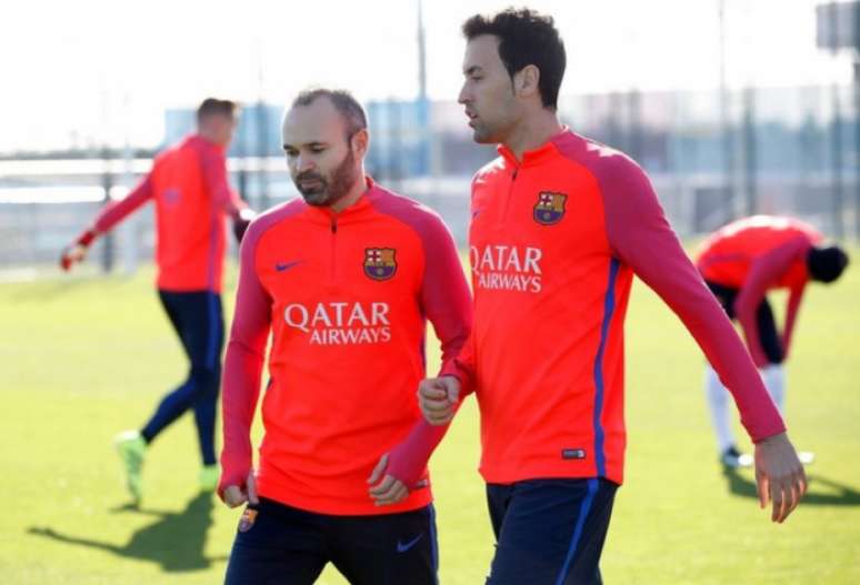 Iniesta conversa com Busquets em treino do Barcelona (Foto: Miguel Ruiz / FC Barcelona)