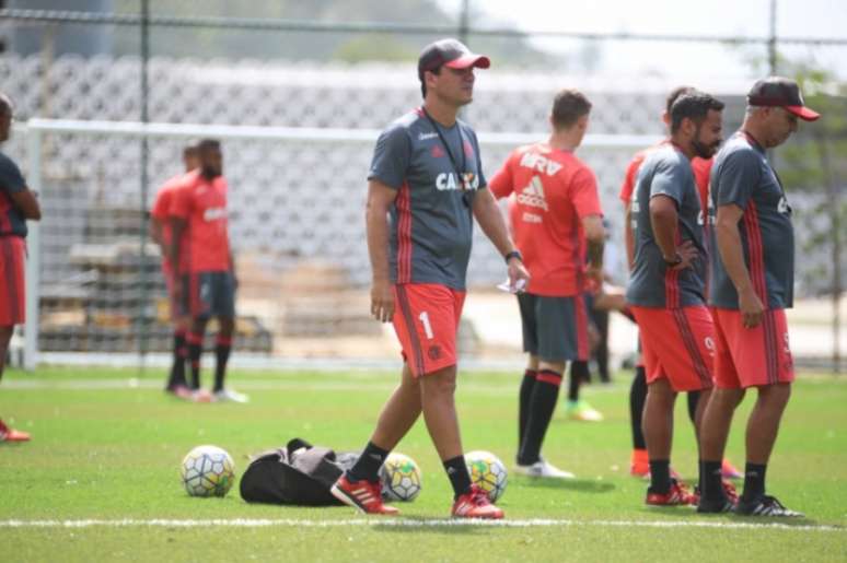 Flamengo fez treino em gramado sintético para se adaptar ao campo da Arena (Foto: Gilvan de Souza/Flamengo)