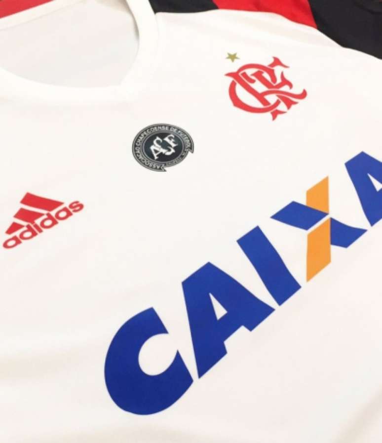 Camisa do Flamengo contra o Atlético-PR terá o escudo da Chapecoense no peito (Foto: Divulgação)