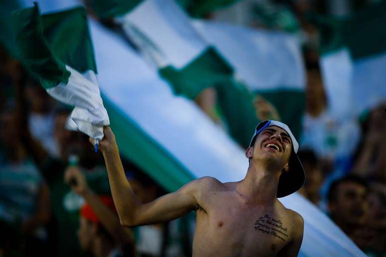 Milhares de torcedores lotaram a Arena Condá, em Chapecó (SC), em noite de emocionante homangem nesta quarta-feira (30), no horário em que a Chapecoense enfrentaria o Atlético Nacional, da Colômbia, pela final da Copa Sul-americana