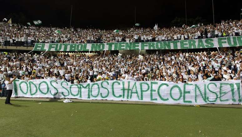 Brasil vence a Colômbia em amistoso com homenagens à Chapecoense