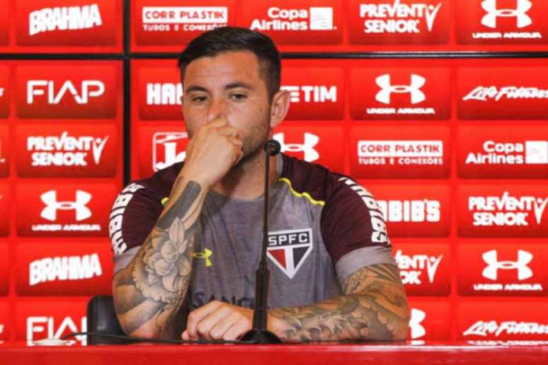 Mena recebeu o terceiro amarelo contra o Galo e está fora do Brasileirão (Foto: Erik Teixeira/Raw Image/Lancepress!)