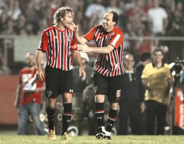 Ceni e Lugano na despedida do ex-goleiro no Morumbi em dezembro do ano passado (foto:Maurício Rummens/Fotoarena)