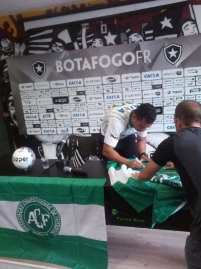 Jair Ventura assinou uma bandeira da Chape que será exposta na sala de troféus do Glorioso (Foto: Felippe Rocha)