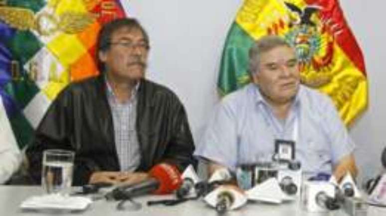 Governo boliviano suspendeu também o diretor executivo da DGAC, César Varela (à direita), durante as investigações