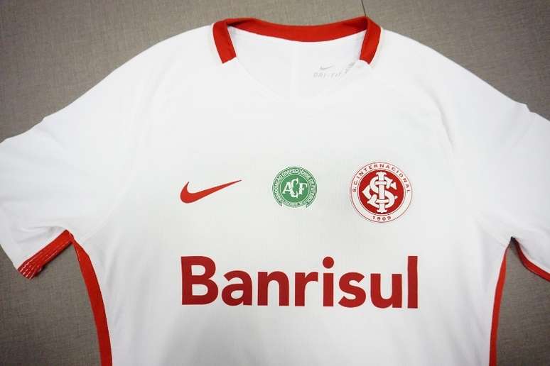 Camisa do Inter com o escudo da Chapecoense que será utilizada pelos jogadores colorados na última rodada do Brasileirão