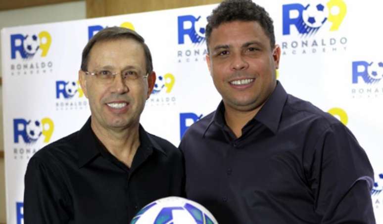 Ronaldo e seu sócio na rede de academia de futebol, o empresário Carlos Wizard (foto:Divulgação)
