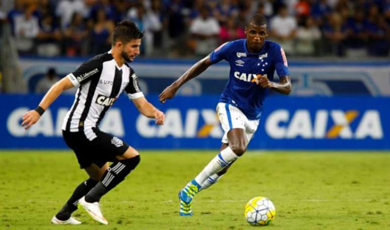 Volante sentiu dores na coxa esquerda e não terminou o treinamento na Toca da Raposa (Foto: Divulgação/Cruzeiro)