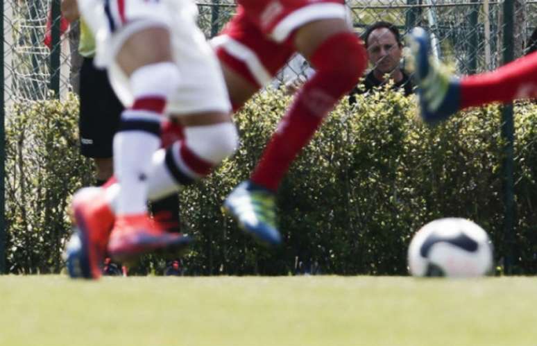 Ao fundo, Rogério Ceni assiste a jogo do time Sub-20 do São Paulo (Foto: Miguel Schincariol/saopaulofc.net)