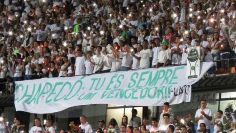&#039;Que escutem em todo continente, para sempre lembraremos a campeã Chapecoense&#039;, cantavam os torcedores 