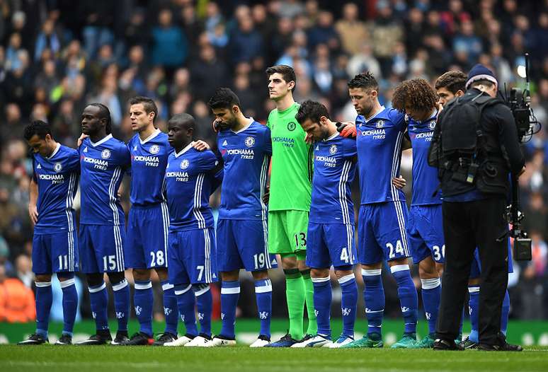Jogadores do Chelsea durante minuto de silêncio em homenagem aos mortos em acidente com avião da Chapecoense