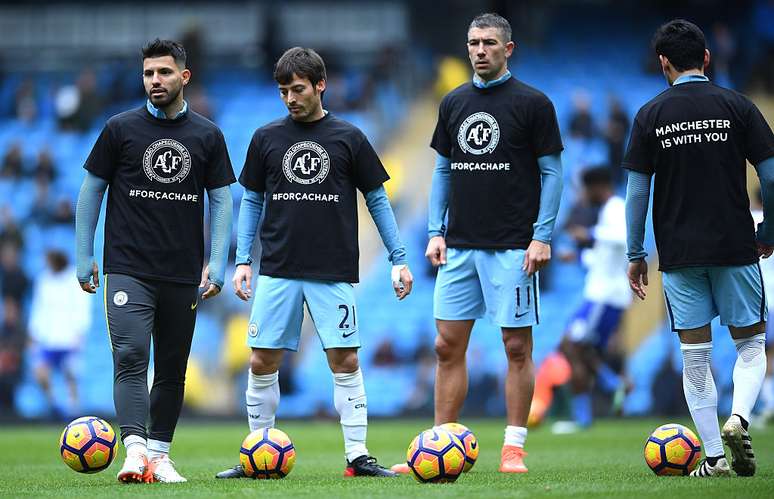 Jogadores do Manchester City entraram em campo para o aquecimento vestindo camisetas pretas com o escudo da Chapecoense e a frase #ForçaChape